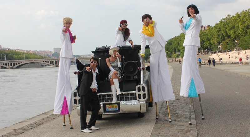 Catherine, directrice artistique du groupe « LAS VEGAS DISCO » présente sa troupe de danseurs. Sur la piste, le show dérape… Catherine reprend les choses en main et met le feu aux poudres.