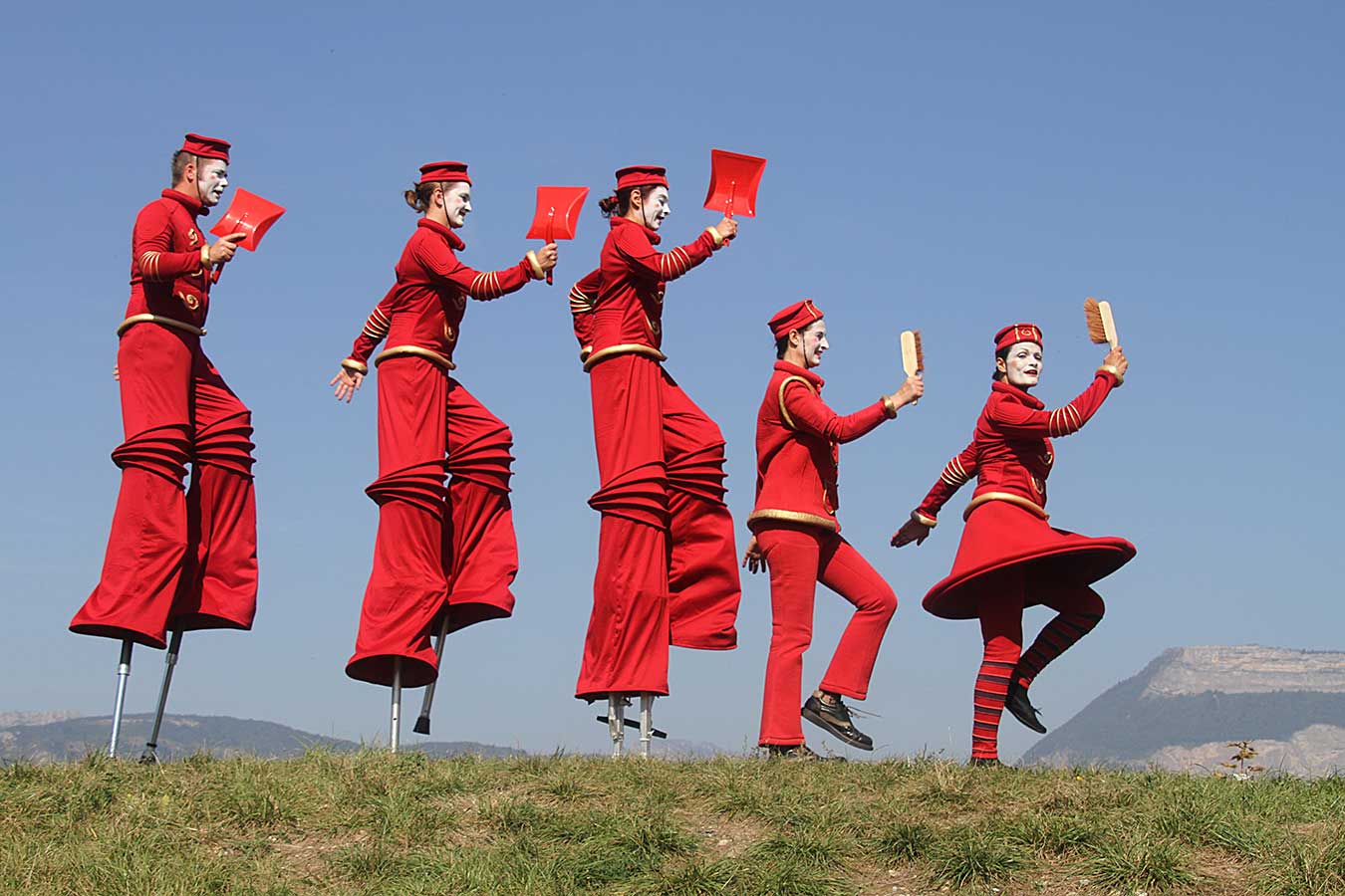 Spectacle deambulatoire echassiers, les grooms