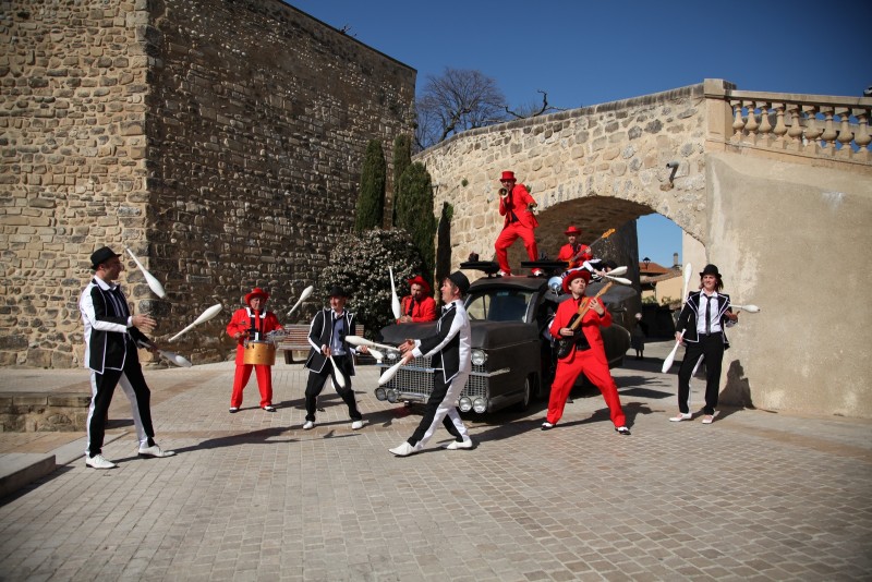 Création 2015 ! Les rythmes survoltés des Blues Brothers pour une parade haute en couleurs ! Jonglage massues et musique live sont au programme...