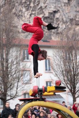 photo-deambulation-parade-du-cirque-equilibres